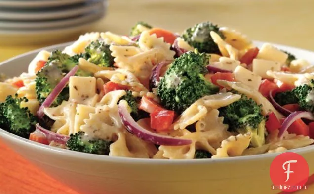 Salada de massa cremosa com tempero italiano