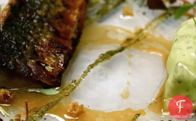 Cavala grelhada com enguia defumada e Shiso