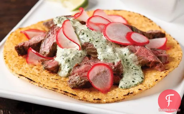 Bife Tostadas com salada de rabanete