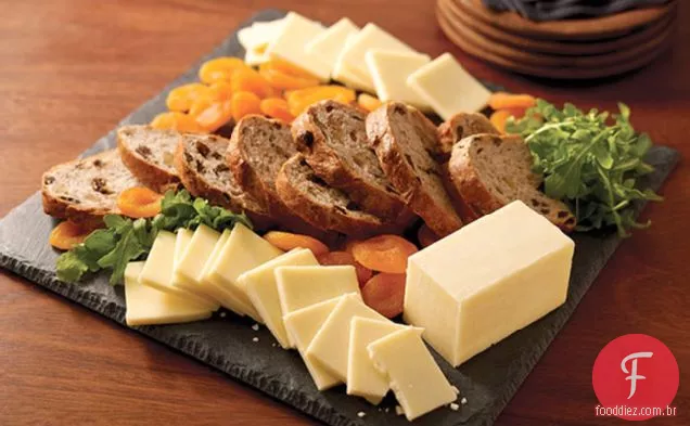 Tábua de queijo Cracker BARREL com frutas e pão