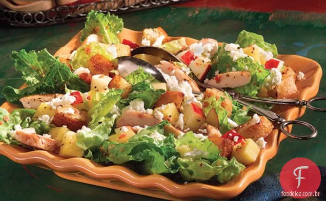 Salada festiva com frango e frutas