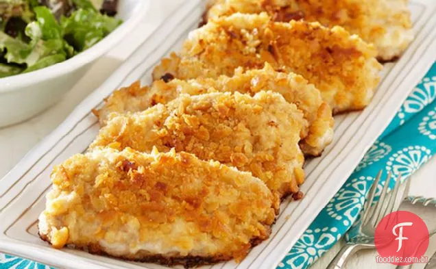 Costeletas de porco fritas à milanesa com verduras misturadas