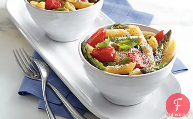 Macarrão de primavera com aspargos e tomates de Uva