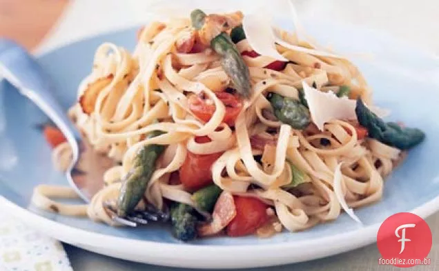Linguine com aspargos, parmesão e Bacon