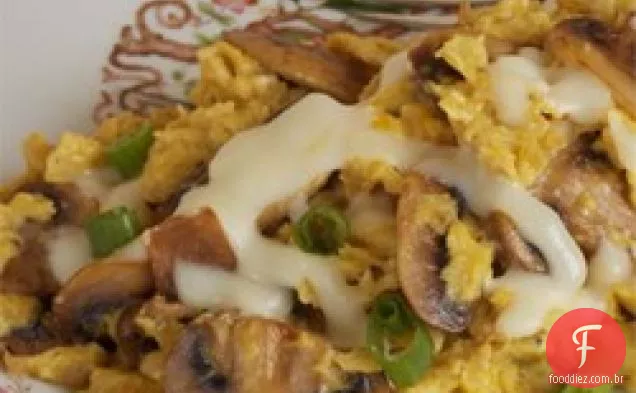 Ovos Mexidos de cebola e cogumelo