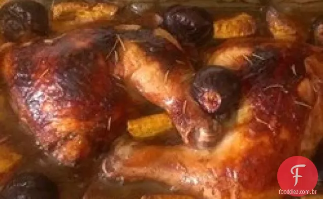Frango assado com figo, banana e cebola roxa