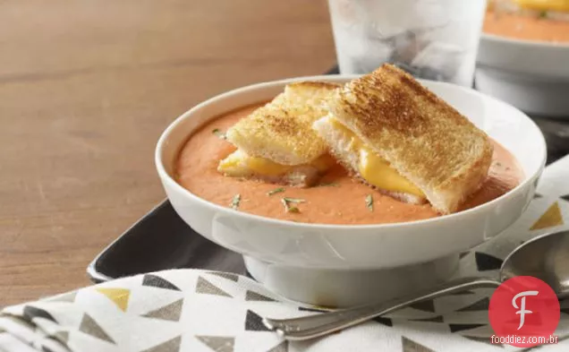 Sopa de tomate-manjericão com queijo grelhado