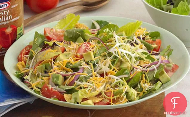 Salada picada com tortilla Chips e molho de abacate