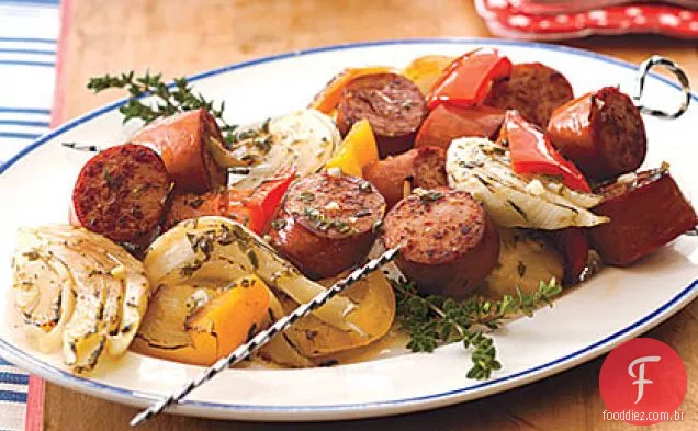 Kebabs de Kielbasa de peru com pimentão e erva-doce