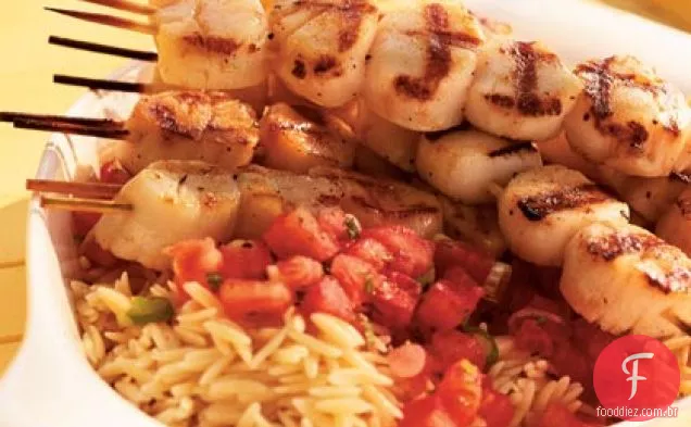 Vieiras grelhadas com molho de tomate-menta e Orzo