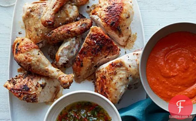 Frango assado esfregado com especiarias com dois molhos