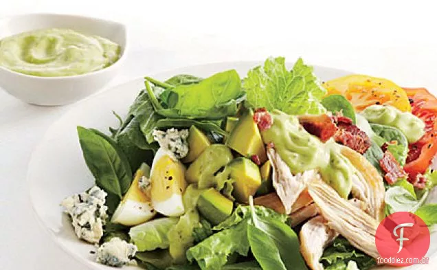 Salada de Cobb de frango defumado com molho de abacate