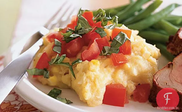 Polenta de dois milho com tomate, manjericão e queijo