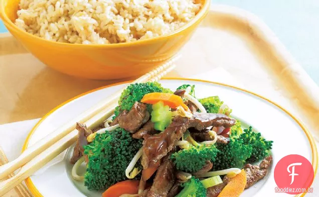 Carne e brócolis salteados
