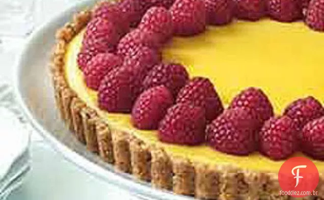 Torta cremosa de limão com crosta de nozes