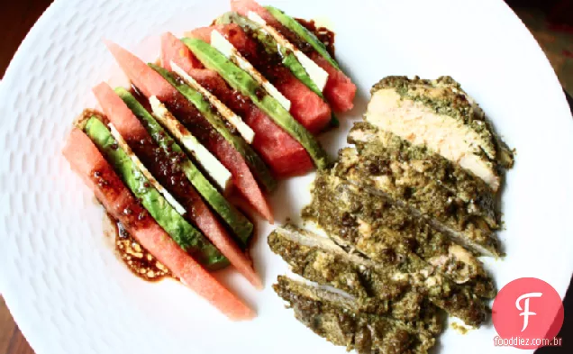 Frango Com Pesto De Hortelã Com Uma Salada De Abacate De Melancia