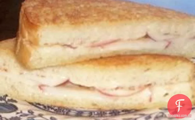 Queijo grelhado, canela e Sanduíche de maçã