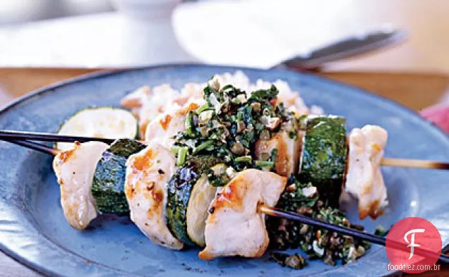 Spiedini de frango e abobrinha com amêndoa Salsa Verde