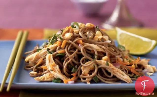 Salada Soba Frango Amendoim