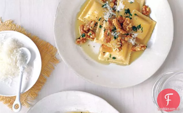 Ravioli de queijo com nozes torradas