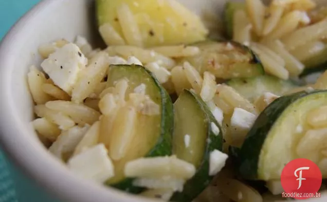 Salada Orzo Com Abobrinha E Queijo Feta