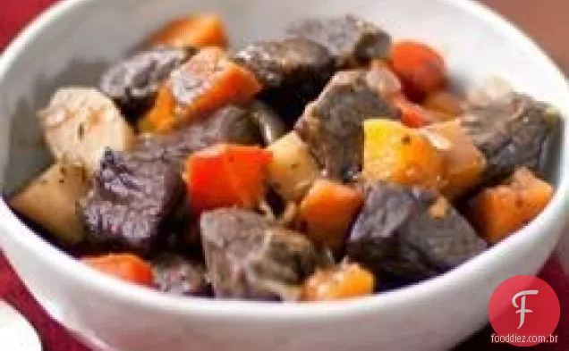Ensopado de carne com legumes assados no Inverno