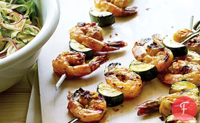 Espetos Asiáticos de camarão e abobrinha com salada de macarrão