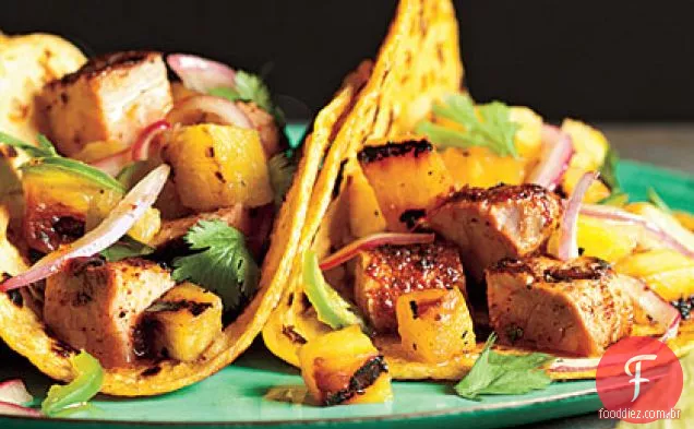 Tacos al Pastor com molho de abacaxi grelhado
