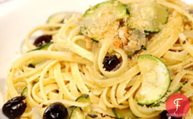 Linguine Com Abobrinha, Alho, Azeitonas Pretas E Pão Torrado