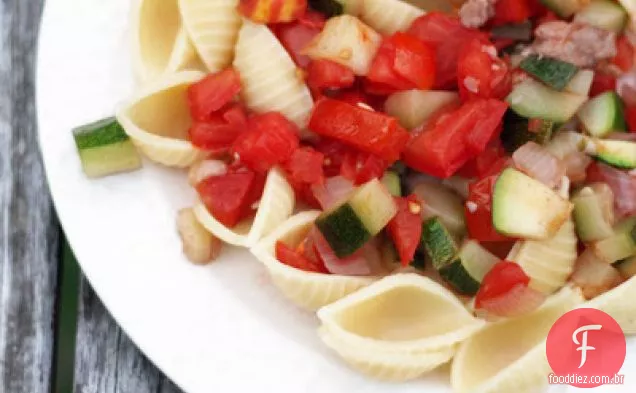 Molho De Macarrão Fresco De Tomate E Abobrinha