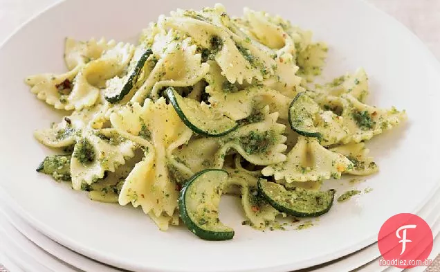 Farfalle com abobrinha e salsa-Pesto De Amêndoa