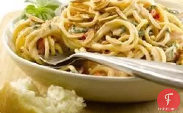 Macarrão com creme de frango e amêndoa