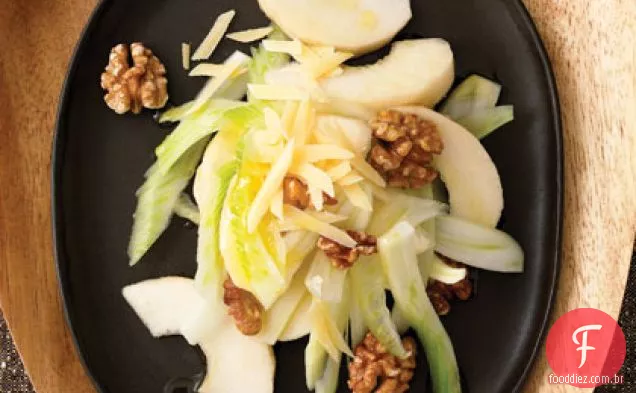 Salada asiática de Pêra, erva-doce e noz