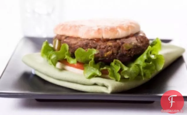 Hambúrguer De Feijão Preto De Peru Com Batatas Fritas De Abobrinha Dos Irmãos Deen