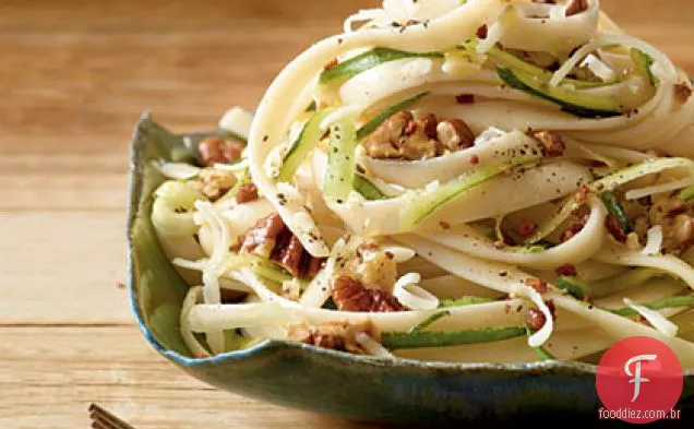 Fettuccine com abobrinha e nozes