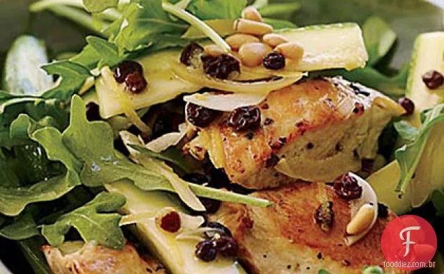 Salada de frango com abobrinha, limão e pinhões