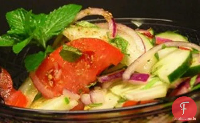 Salada de pepino, tomate e cebola roxa com hortelã