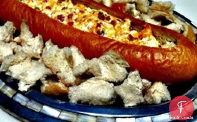 Molho de presunto e queijo em uma tigela de pão