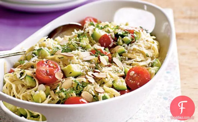 Macarrão com abobrinha e amêndoas torradas