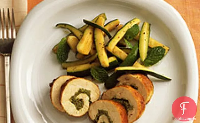 Peitos de frango enrolados com Pesto de amêndoa e hortelã e abobrinha