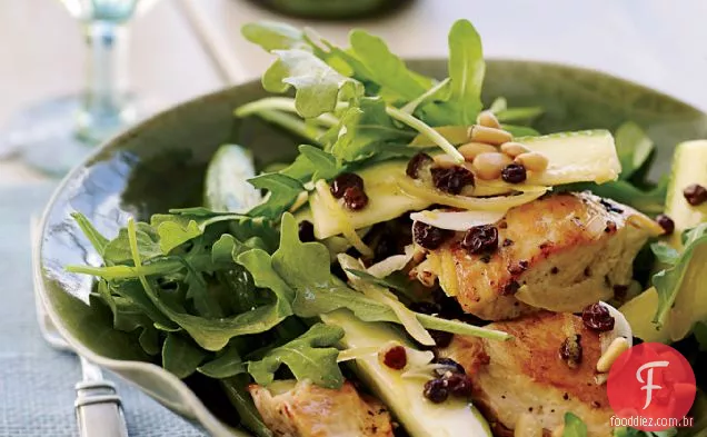 Salada de frango com abobrinha, limão e pinhões