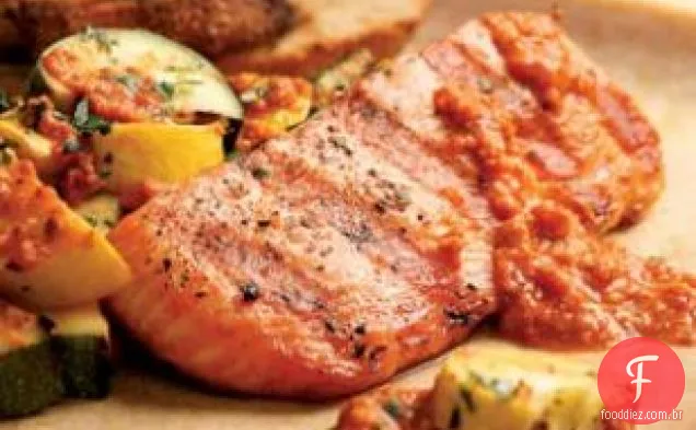Salmão Grelhado E Abobrinha Com Molho De Pimenta Vermelha