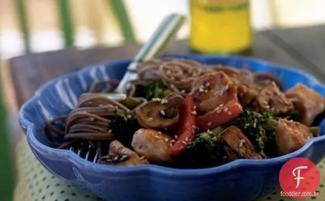 Macarrão Soba com brócolis e frango