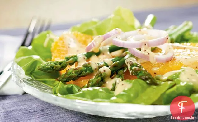 Espargos, alface e salada de laranja de Boston