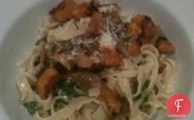 Macarrão de inverno com manteiga marrom, abóbora e rúcula