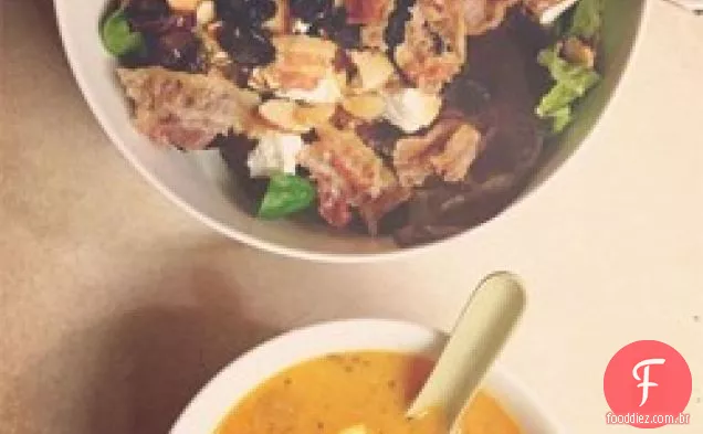 Sopa de lentilha vermelha turca com hortelã