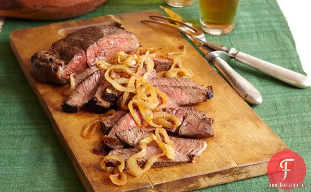 Bife marinado com cebola caramelizada