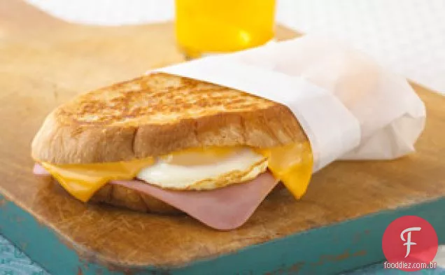 Sanduíche de presunto e ovo de queijo