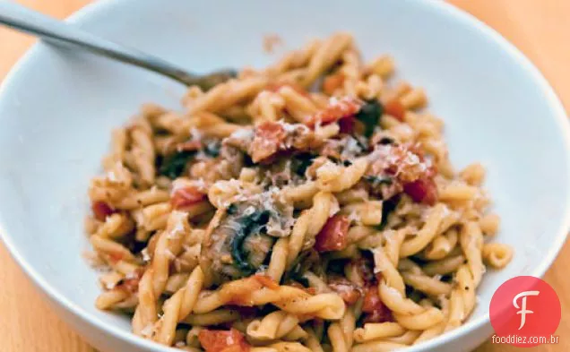 Jantar hoje à noite: molho de tomate com cogumelos e anchova