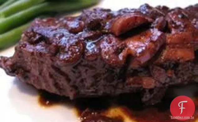 Bife de ferro liso fácil em molho de vinho